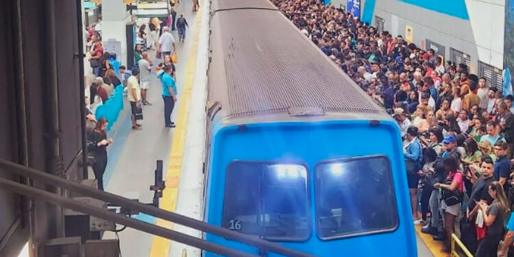 Problemas técnicos causam transtornos em estação de metrô.