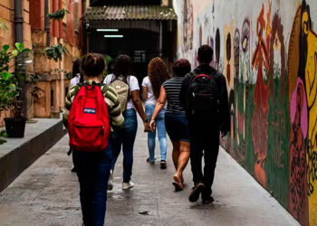 Governo do Rio lança proposta para contratação de até 15 mil professores por prazo determinado.