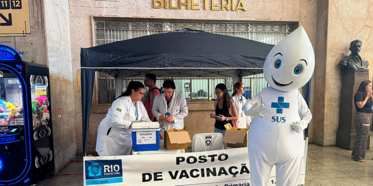 Prefeitura do Rio abre novo ponto de vacinação contra a gripe na Central do Brasil.