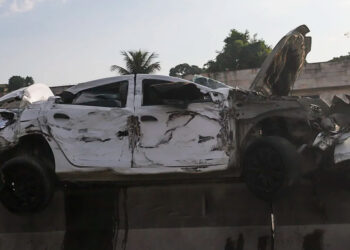 Colisão na Dutra deixa carro prensado entre mureta e caminhão.