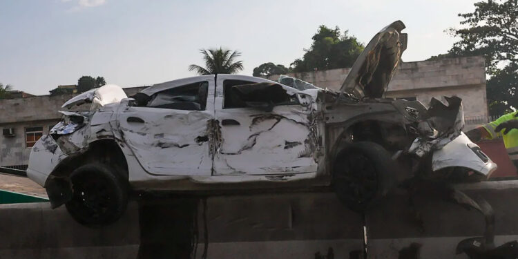 Colisão na Dutra deixa carro prensado entre mureta e caminhão.