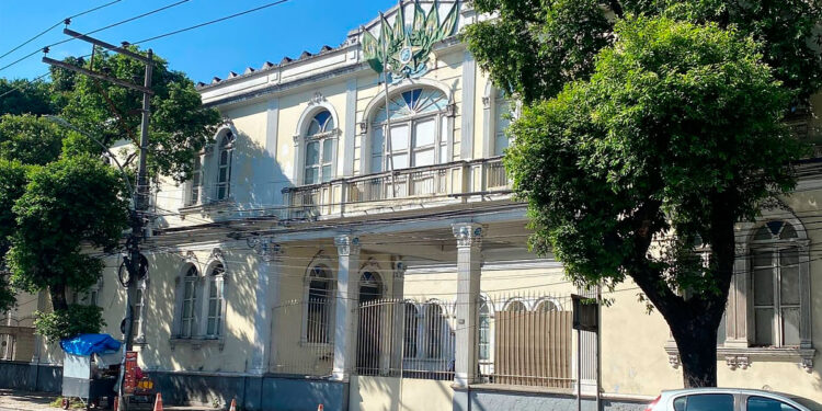 Servidores do Colégio Pedro II rejeitam propostas do Governo e decidem manter greve.