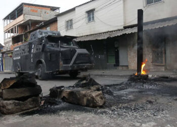 Operação policial nos complexos do Alemão e Penha mira criminosos de outros estados.