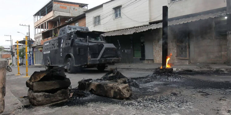 Operação policial nos complexos do Alemão e Penha mira criminosos de outros estados.