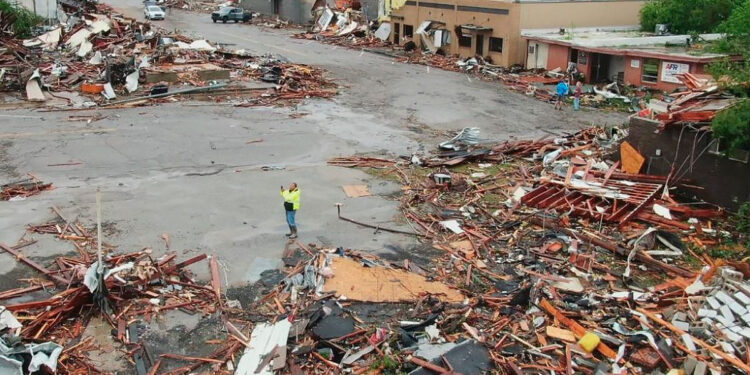 Tornados em Oklahoma, nos EUA, deixam pelo menos 4 mortos e bolsas de feridos.