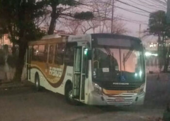 Traficantes sequestram ônibus na Zona Norte do Rio para evitar ação policial.