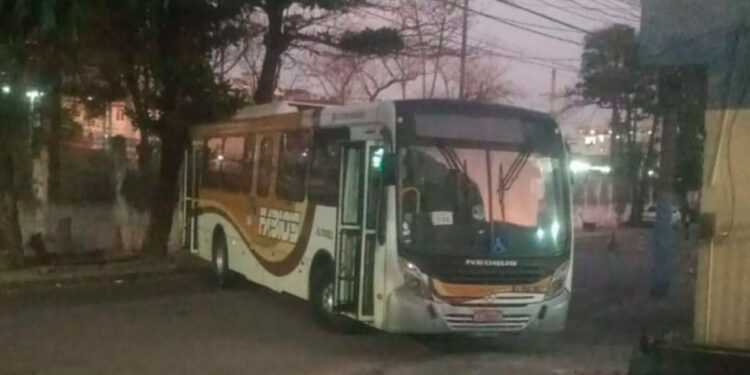 Traficantes sequestram ônibus na Zona Norte do Rio para evitar ação policial.