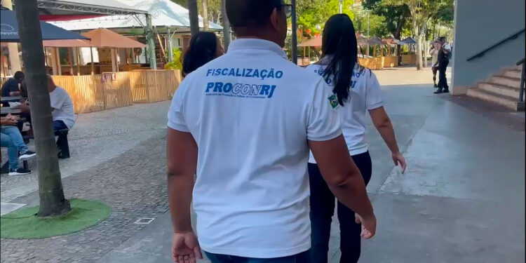 Procon-RJ autua clínicas de estética na Barra da Tijuca por produtos vencidos e uso indevido de substância.