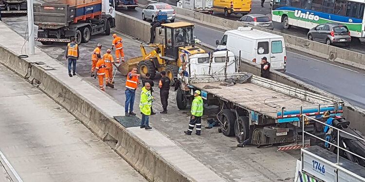 Acidentes envolvendo caminhões na Av. Brasil são seis vezes mais comuns do que os envolvendo carros, de acordo com informações da Prefeitura.