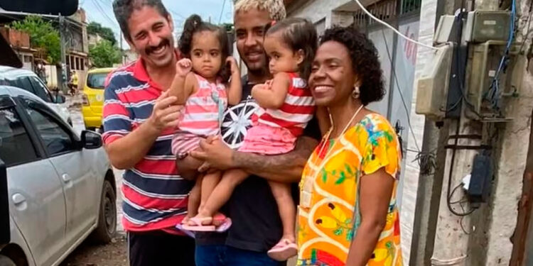 Jovem que resgatou família de enchente recebe Medalha Tiradentes nesta quarta.