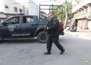 A Polícia Militar realiza ações de combate ao roubo de veículos em comunidades da Zona Norte.