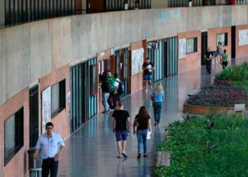 Mais de 200 mil professores de instituições federais de ensino superior estão em greve.