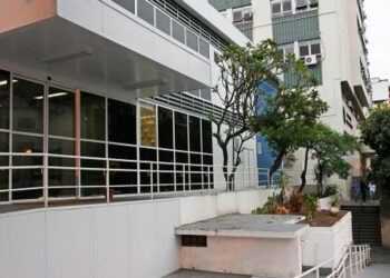Aulas de odontologia são suspensas na UERJ após infestação de pulgas.