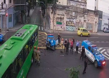 Colisão entre ônibus e viatura resulta em ferimento de PM em Vila Isabel.