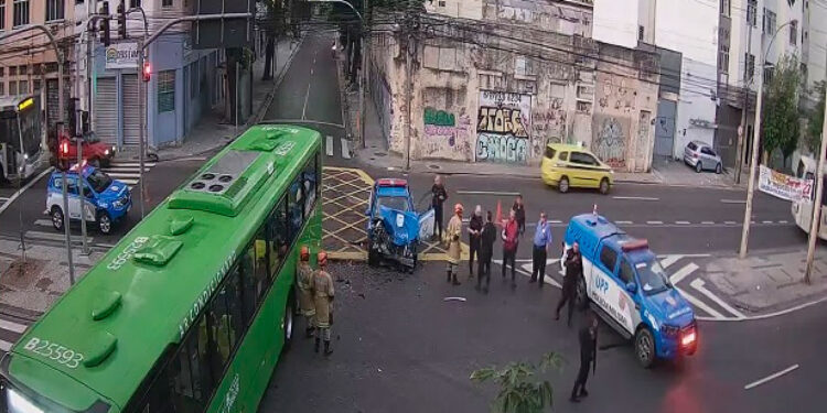 Colisão entre ônibus e viatura resulta em ferimento de PM em Vila Isabel.