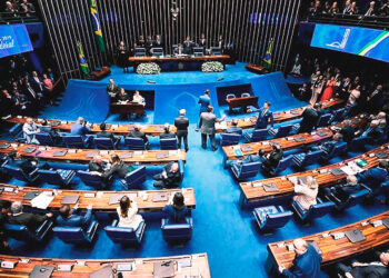 O Senado aprovou uma Proposta de Emenda à Constituição (PEC) que torna crime o porte de qualquer quantidade de droga.