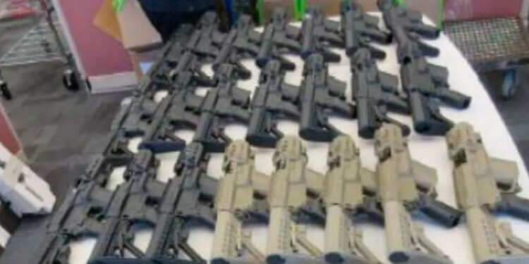Polícia Federal deflagrou uma operação que visa desarticular o tráfico internacional que fornece drogas para facções criminosas e milícias