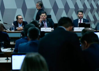 Comissão do Senado deu o aval para o aumento dos salários de juízes e promotores.
