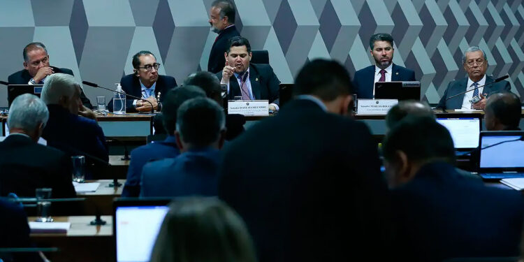 Comissão do Senado deu o aval para o aumento dos salários de juízes e promotores.