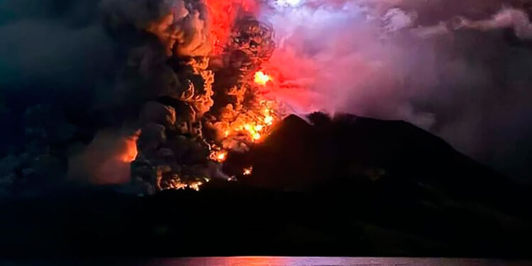 Vulcão Ruang entra em erupção na Indonésia.