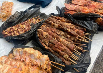 Operação da prefeitura apreende alimentos vencidos no calçadão de Madureira.