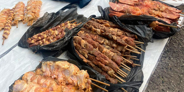 Operação da prefeitura apreende alimentos vencidos no calçadão de Madureira.