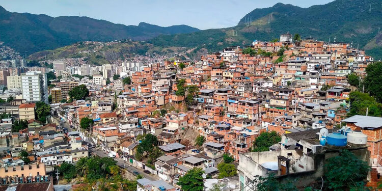 Morro dos Macacos volta a ser palco de tiroteio intenso.