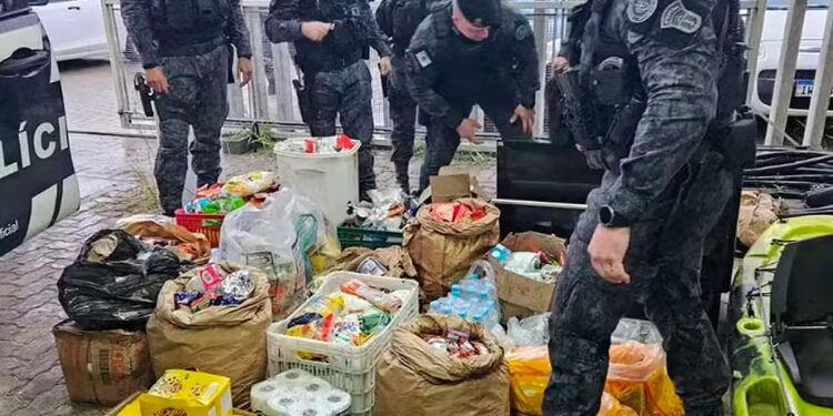 ‘Oportunistas das enchentes’ roubam cerveja, eletrônicos e tratores e desviam doações no RS.