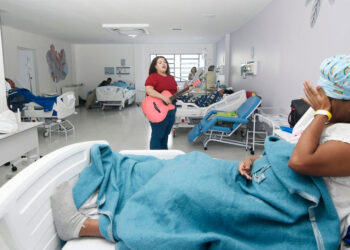 Musicoterapia alegra pacientes em Hospital Municipal de Nova Iguaçu.
