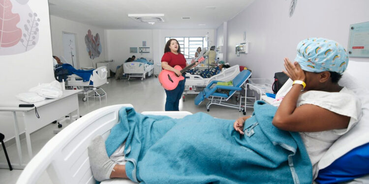 Musicoterapia alegra pacientes em Hospital Municipal de Nova Iguaçu.