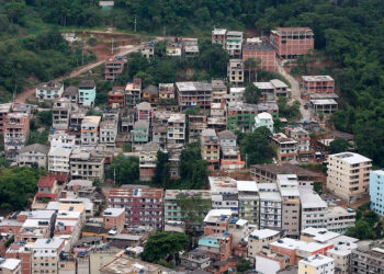 Operação na Muzema tem tiroteio intenso e explosões de granadas.