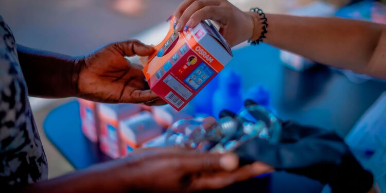 Enel Rio promove troca de lâmpadas e incentiva consumo consciente em Itaboraí, Caxias e Campos.