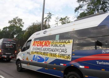 Motoristas de vans realizam carreata em protesto contra a violência.