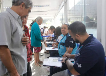 Idosos comparecem ao primeiro dia de vacinação contra a variante XBB da Covid-19.