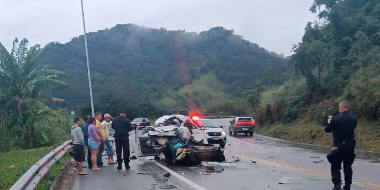Acidente fatal entre ônibus e carro em Mangaratiba resulta em quatro mortos.
