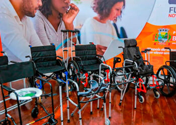 Fundação distribui equipamentos para pessoas com mobilidade reduzida em Belford Roxo.