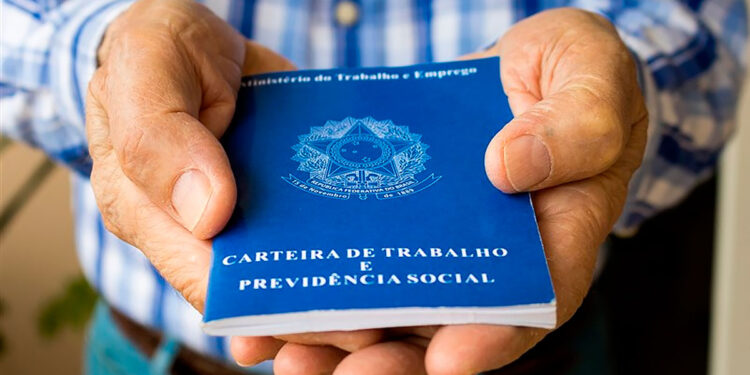 Brasil cria 958 mil empregos formais em quatro meses, melhor resultado desde 2011.