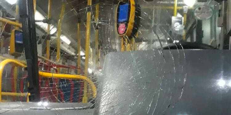 Vandalismo após feriado deixa mais de 30 ônibus fora de operação no Rio.