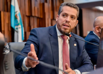 TRE condena deputado por violência política de gênero contra parlamentar.
