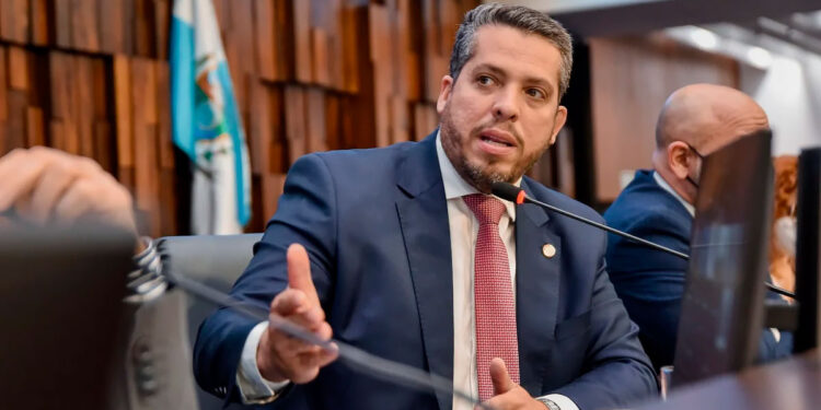TRE condena deputado por violência política de gênero contra parlamentar.
