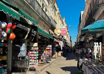 Movimento para o Dia das Mães aquece comércio no Centro do Rio.