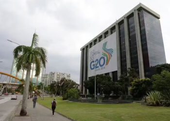 Prefeito do Rio sanciona lei que prevê feriados em novembro, mas deixa categorias de fora.