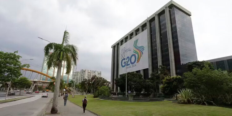 Prefeito do Rio sanciona lei que prevê feriados em novembro, mas deixa categorias de fora.