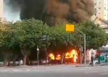 Incêndio destrói ônibus no Centro do Rio.