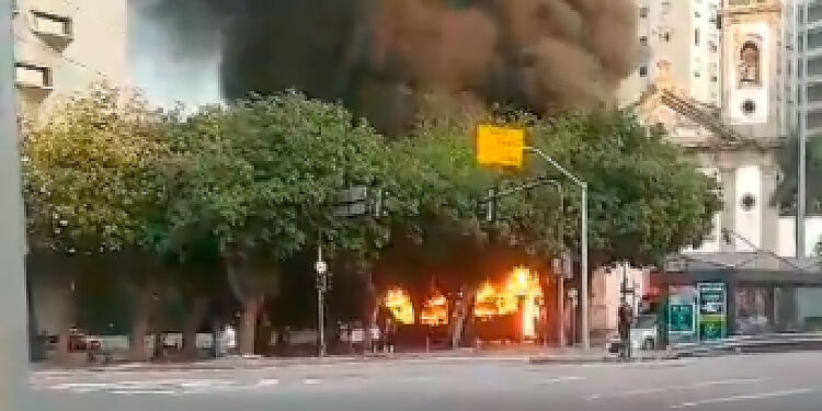 Incêndio destrói ônibus no Centro do Rio.