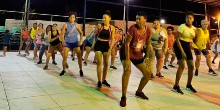 Academia da Saúde de Japeri amplia horário com aulas de Zumba à noite.
