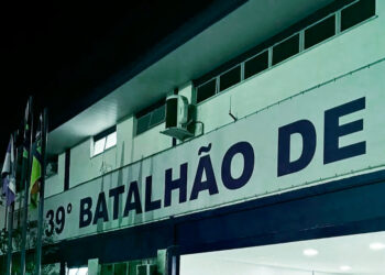 Treze Policiais Militares são detidos por venda de armas e dogas apreendidas na Baixada.