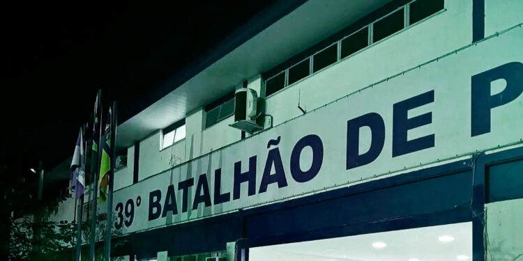 Treze Policiais Militares são detidos por venda de armas e dogas apreendidas na Baixada.