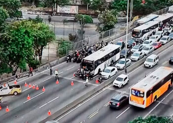 Acidente fatal fecha Linha Amarela por 20 minutos.