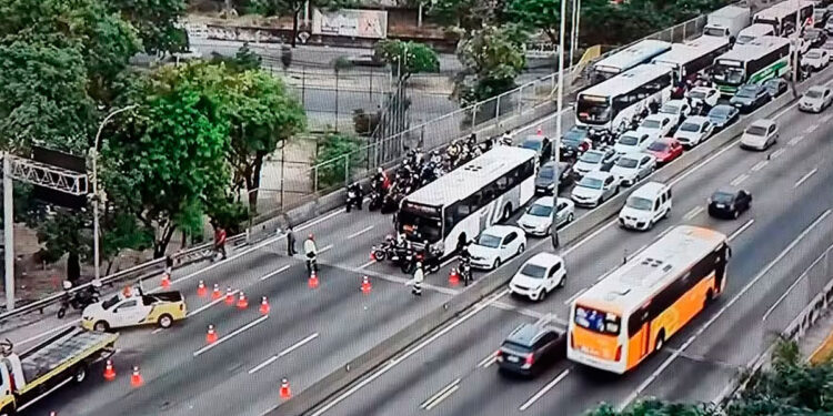 Acidente fatal fecha Linha Amarela por 20 minutos.